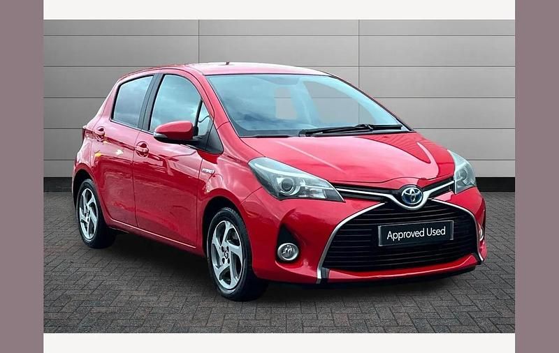 Red Used 2017 Toyota Yaris Hybrid Hatchback | £11,495 (Fair price) - Image 1/2