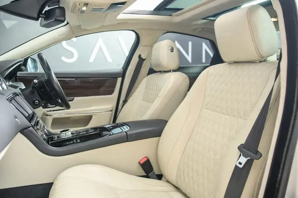 Usado Jaguar XJ Portfolio 300 HP (220 kW) 2017 Dourado Sedan