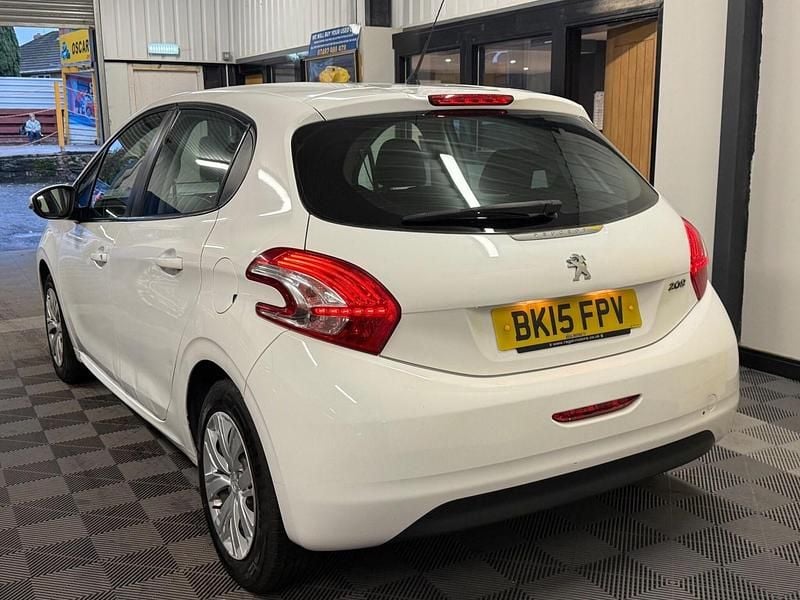 Used Peugeot 208 Access 68 HP (50 kW) 2015 White Hatchback
