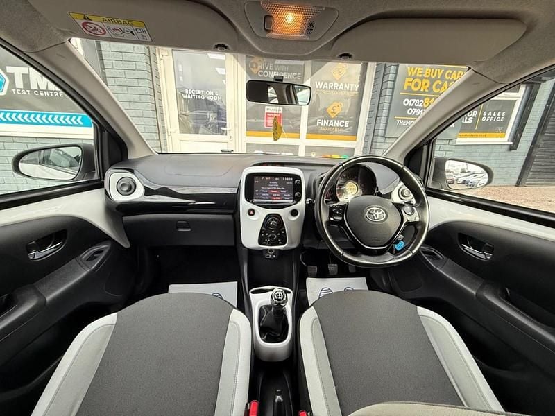 Begagnad Toyota Aygo X-pure 69 HK (50 kW) 2016 Vit Halvkombi