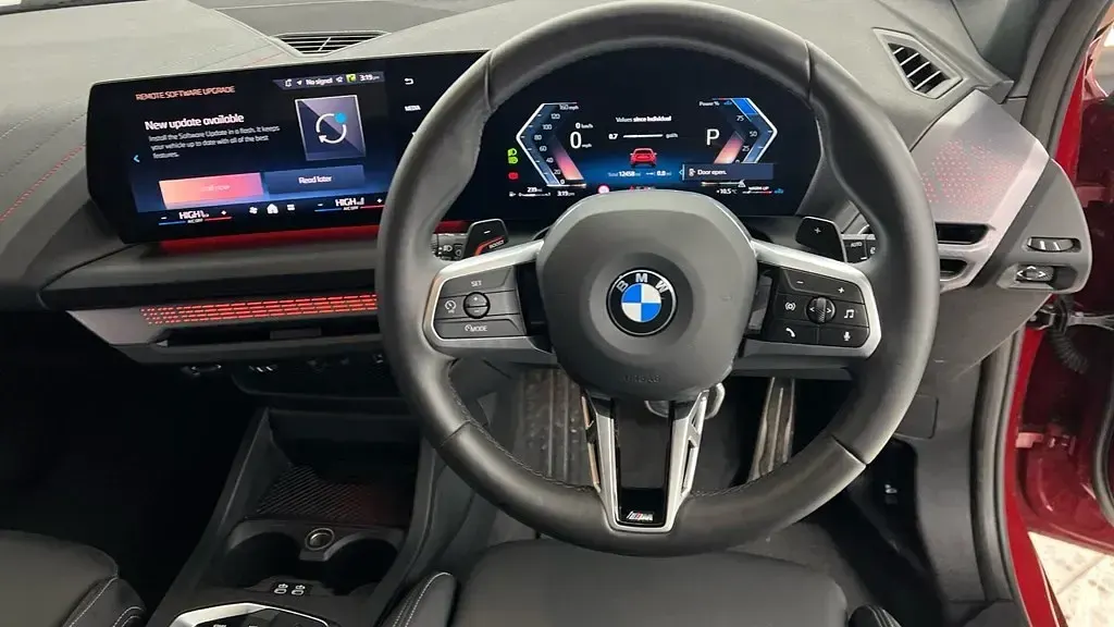 Begagnad BMW 120 M Sport 2025 Röd Halvkombi