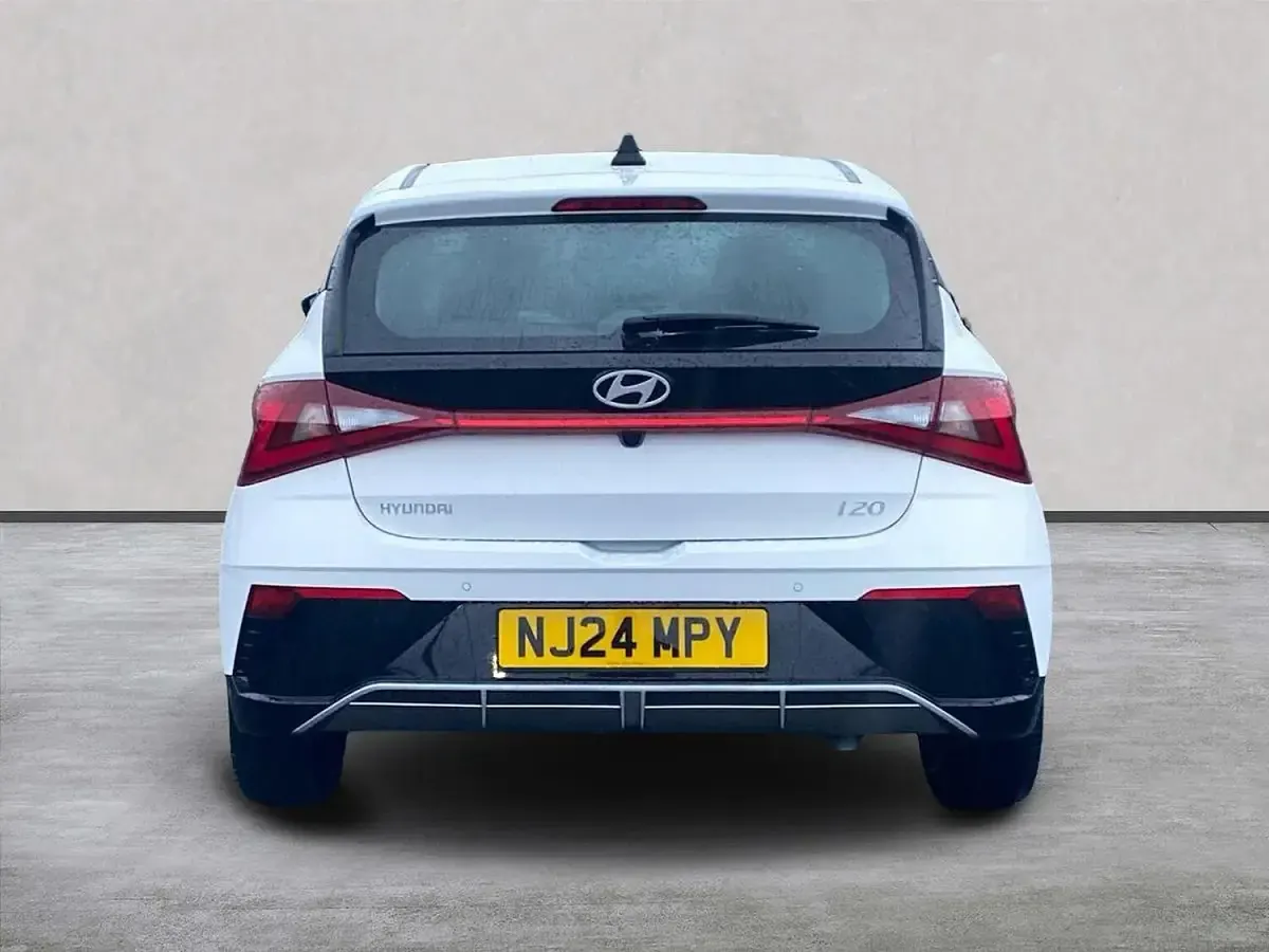 Used Hyundai i20 Advanced 100 HP (73 kW) 2024 White Hatchback