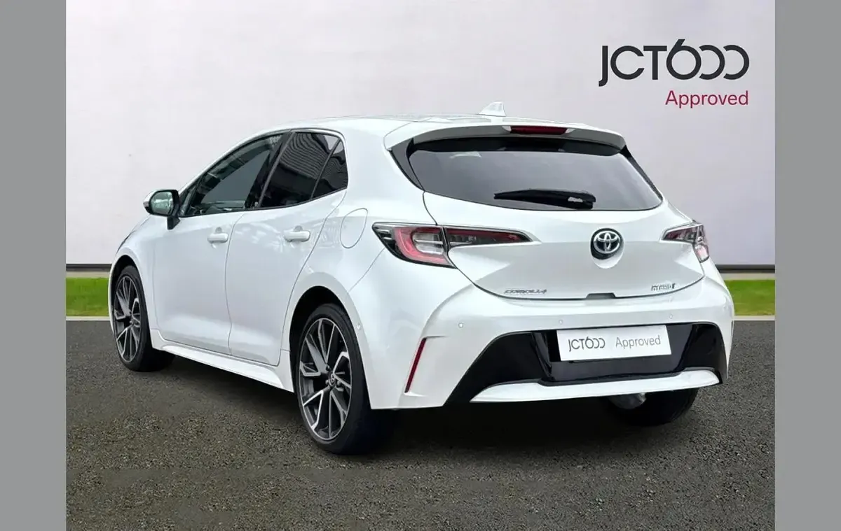 Used Toyota Corolla 120 HP (88 kW) 2022 White Hatchback