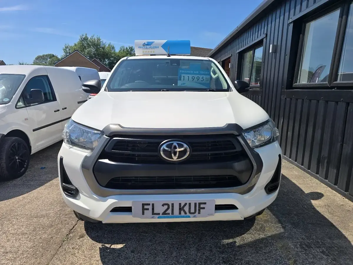 Used Toyota HiLux Active 150 HP (110 kW) 2021 White Pickup