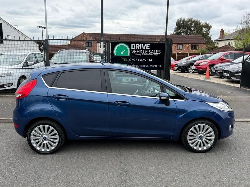 Używany Ford Fiesta Titanium 2010 Niebieski Hatchback