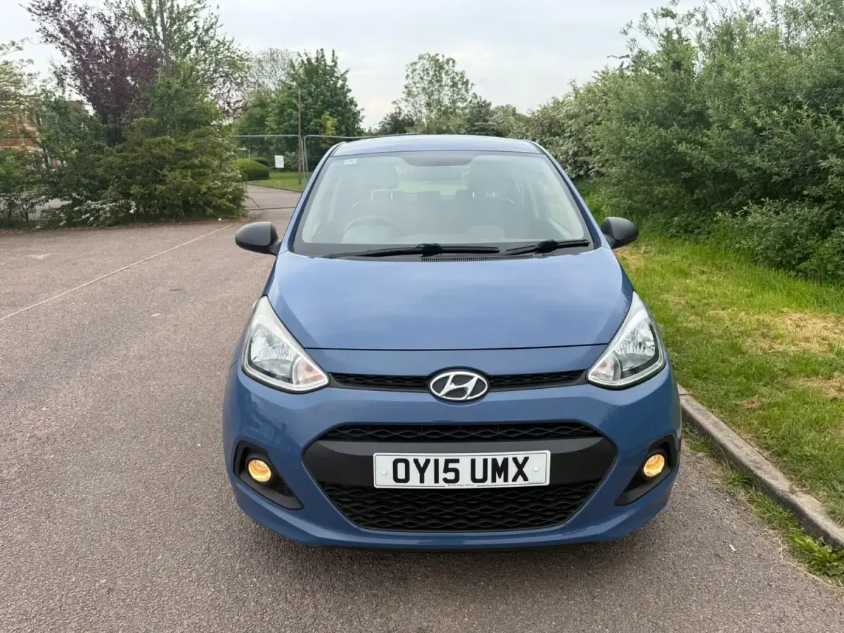 Gebraucht Hyundai i10 67 PS (49 kW) 2015 Blau Kleinwagen