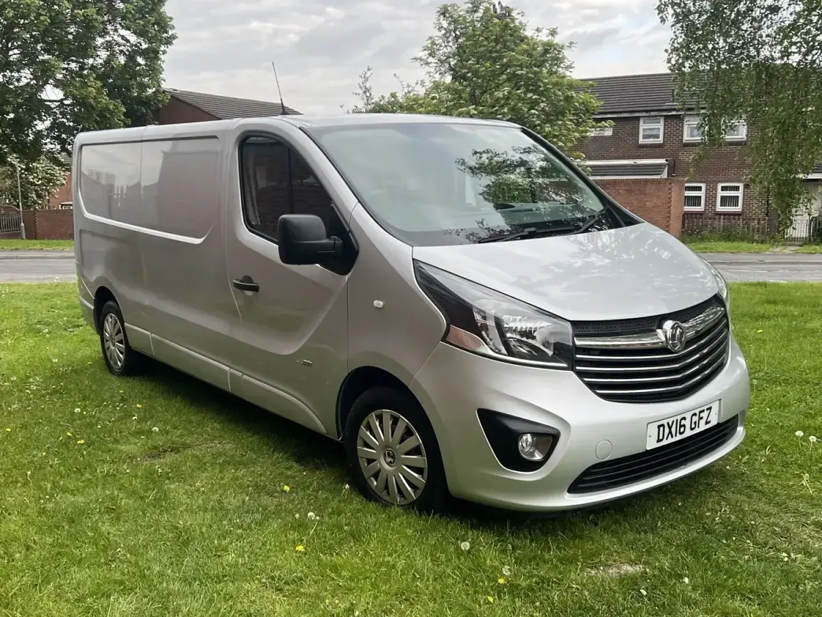 Second-hand Vauxhall Vivaro Sportive 2016 Argintiu