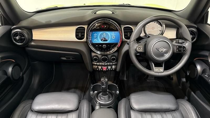 Used Mini Cooper Exclusive 134 HP (98 kW) 2023 Yellow Hatchback