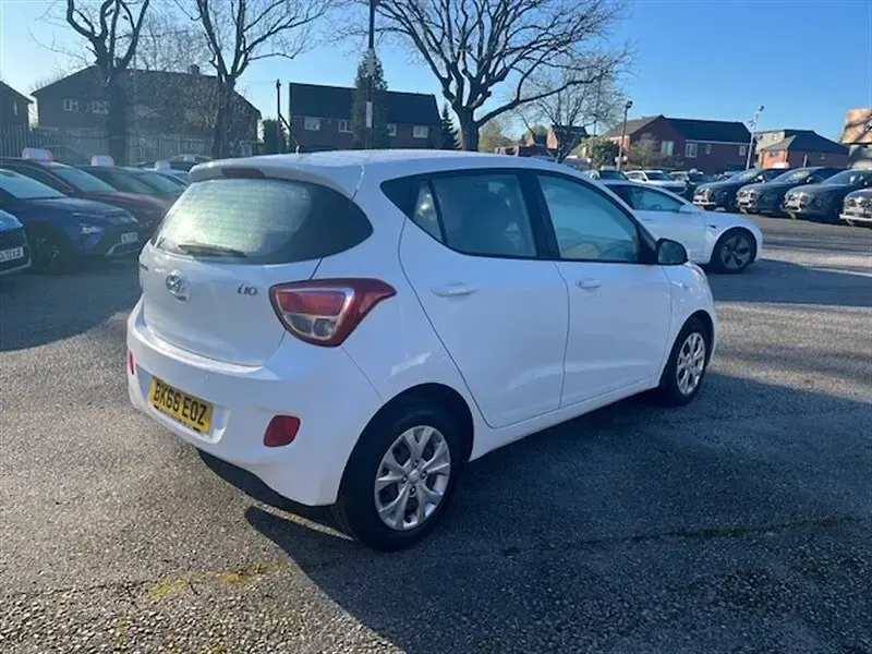 Used Hyundai i10 SE 66 HP (48 kW) 2016 White Hatchback