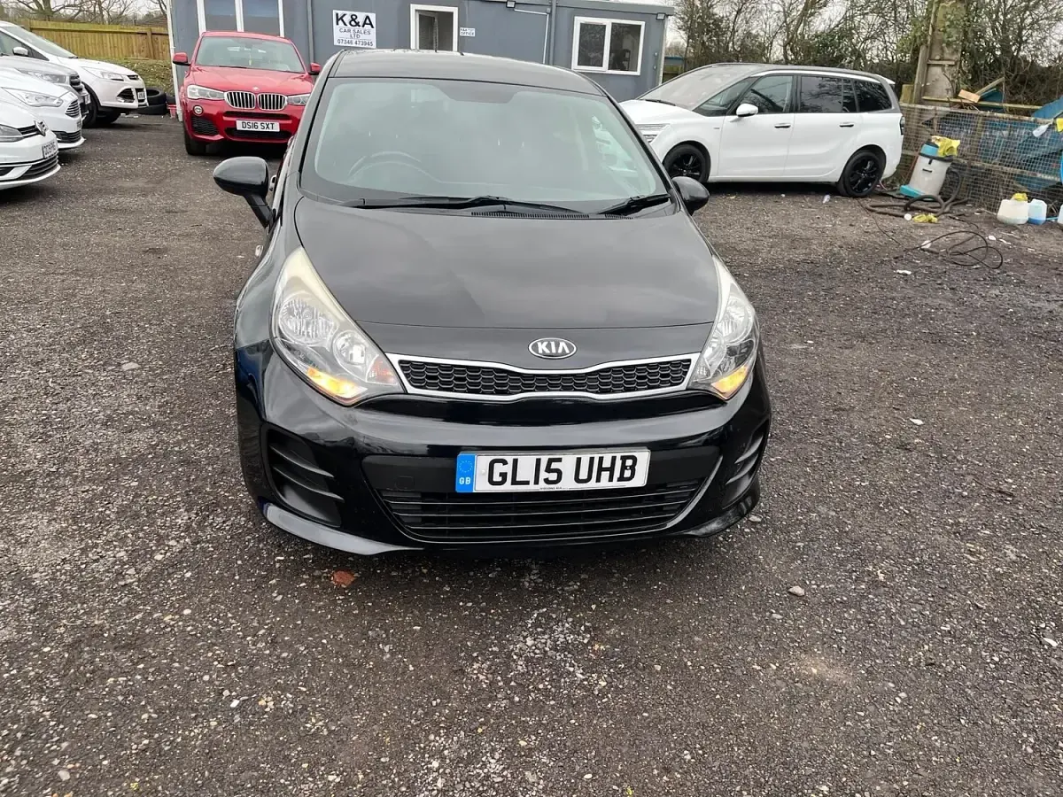 Begagnad Kia Rio 2015 Svart Halvkombi