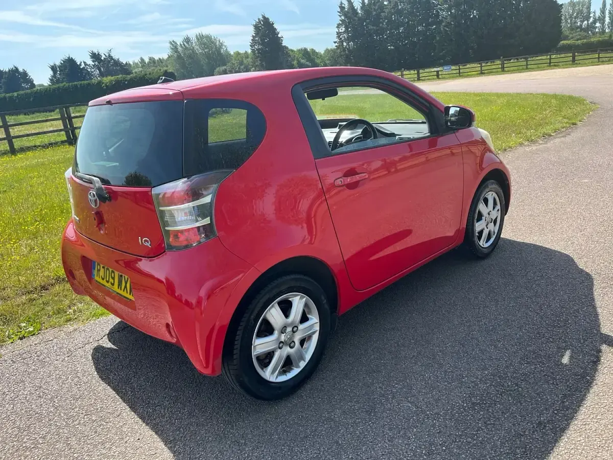 Used Toyota iQ 68 HP (50 kW) 2009 Red Hatchback