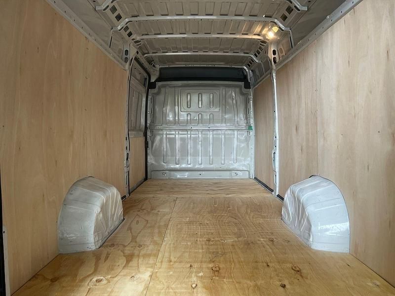Used Peugeot Boxer 140 HP (102 kW) 2022 White Van