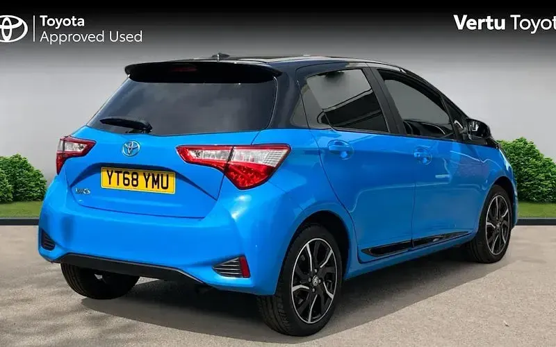 Used Toyota Yaris 111 HP (81 kW) 2017 Blue Hatchback