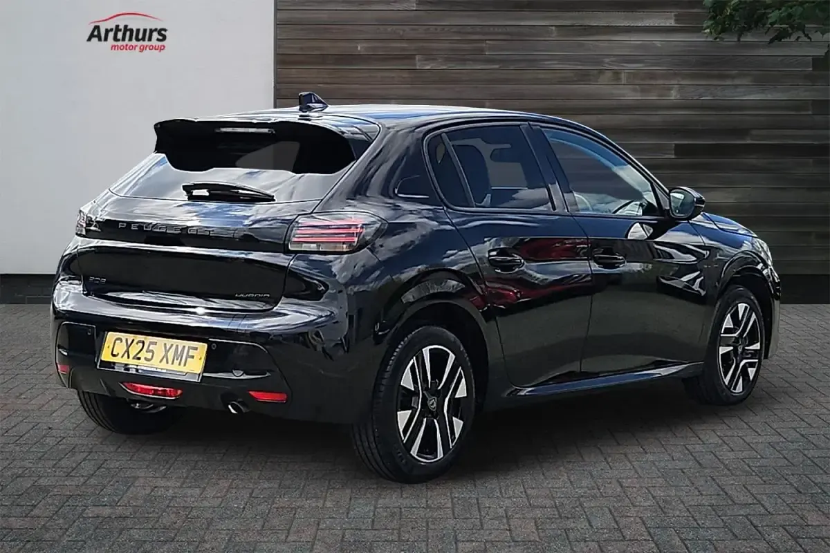 Begagnad Peugeot 208 Allure 2025 Svart Halvkombi