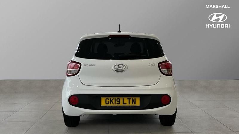 Used Hyundai i10 Premium 87 HP (63 kW) 2019 White Hatchback