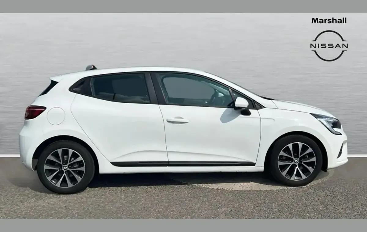Used Renault Clio Iconic 138 HP (101 kW) 2022 White Hatchback