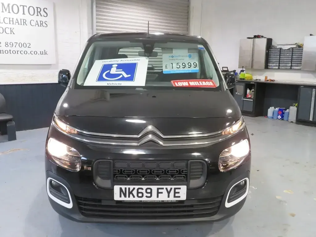 Used Citroën Berlingo Feel 101 HP (74 kW) 2020 Black MPV