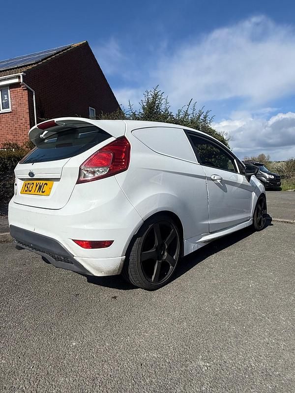 Used Ford Fiesta Sport 95 HP (69 kW) 2013 White Hatchback