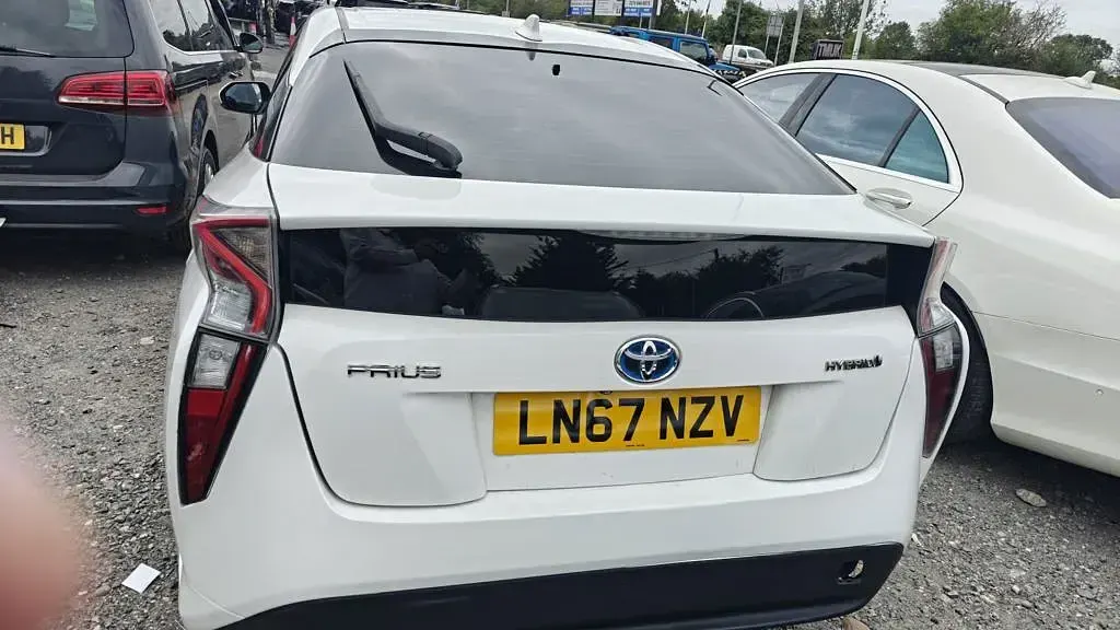 Used Toyota Prius Active 122 HP (89 kW) 2017 White Hatchback