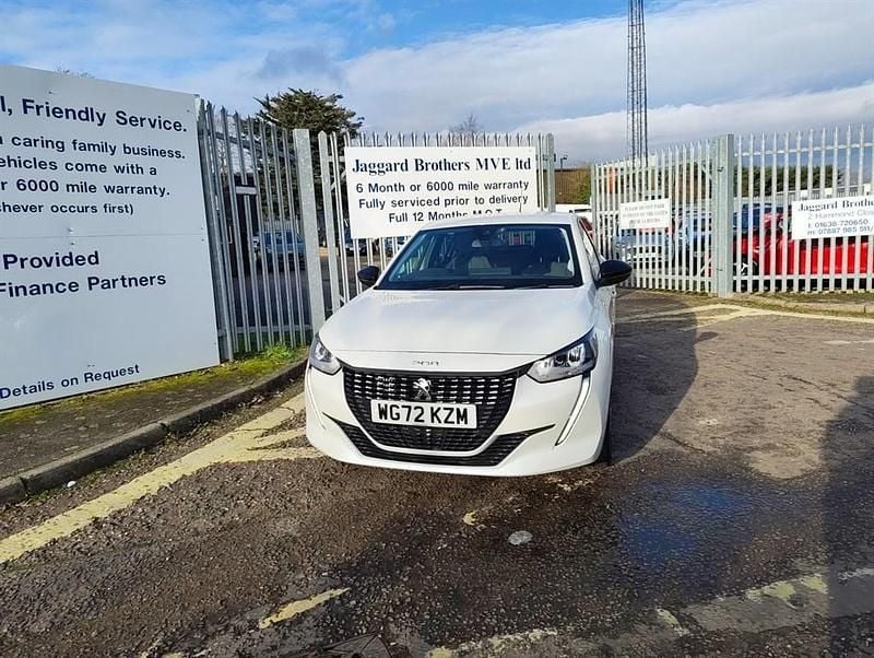Used Peugeot 208 Allure+ 75 HP (55 kW) 2022 White Hatchback
