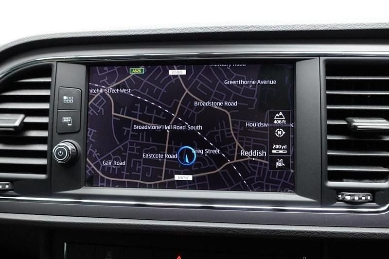 Used Seat Leon SE Dynamic 110 HP (80 kW) 2018 White Hatchback