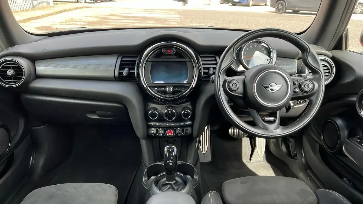 Used Mini Cooper Hatch 134 HP (98 kW) 2019 Orange Hatchback
