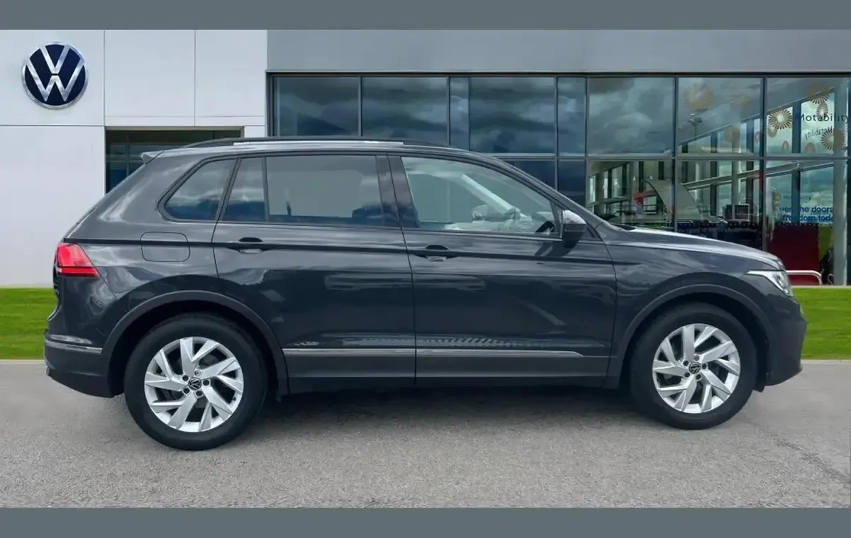 Usado VW Tiguan Life 150 CV (110 kW) 2023 Gris SUV