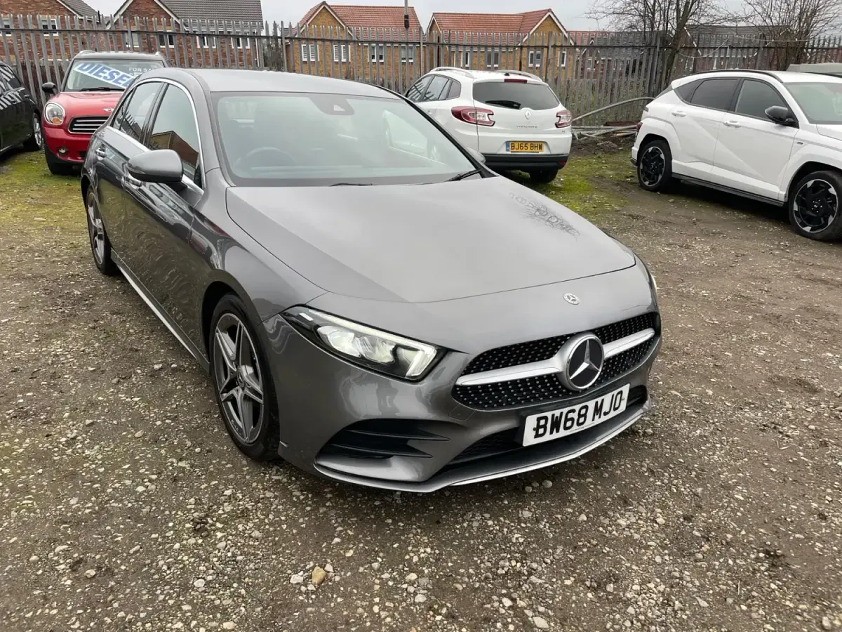 Usado Mercedes A180 AMG line 116 HP (85 kW) 2019 Cinzento Citadino