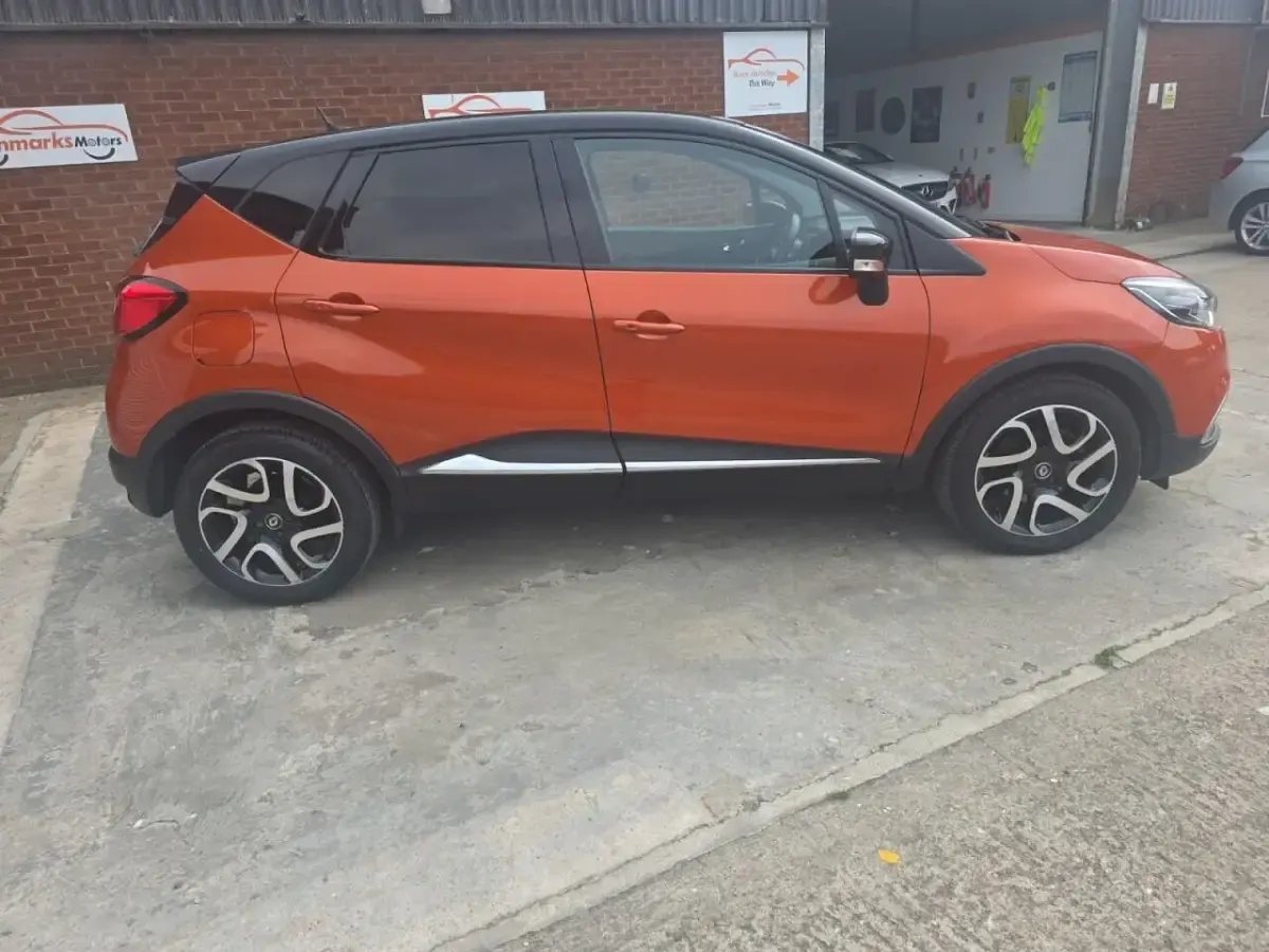Used Renault Captur Dynamique 90 HP (66 kW) 2017 Orange/black SUV
