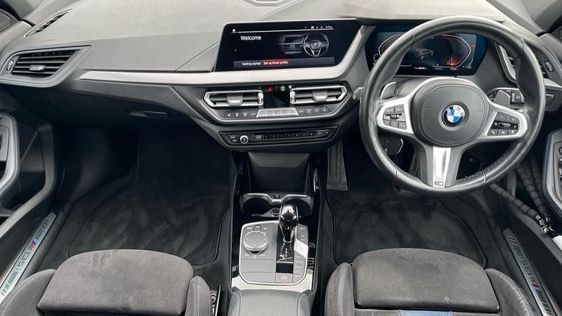 Begagnad BMW M135 Shadowline 306 HK (225 kW) 2023 Svart Halvkombi