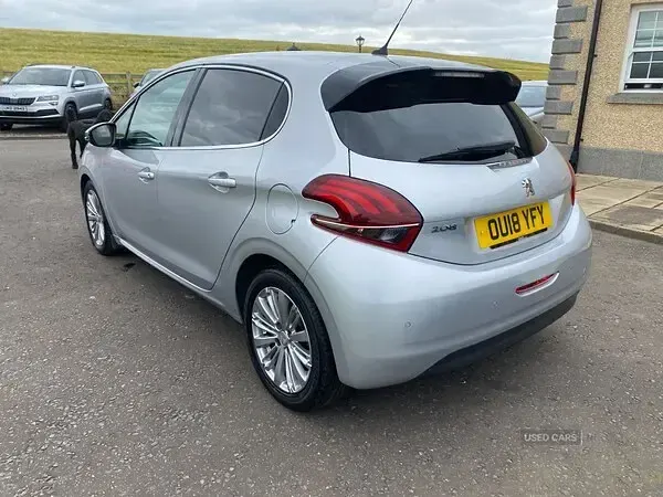 Used Peugeot 208 Allure 100 HP (73 kW) 2018 Silver Hatchback