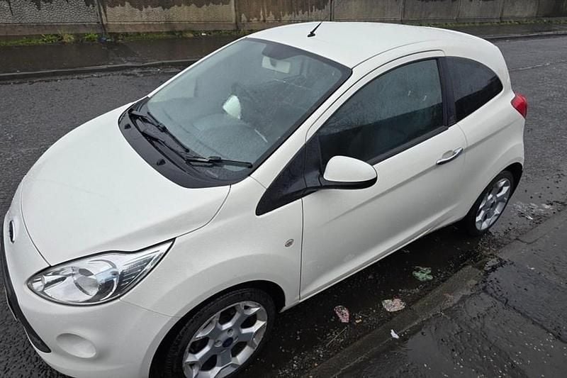 Usado Ford Ka Studio 69 HP (50 kW) 2014 Vermelho Citadino