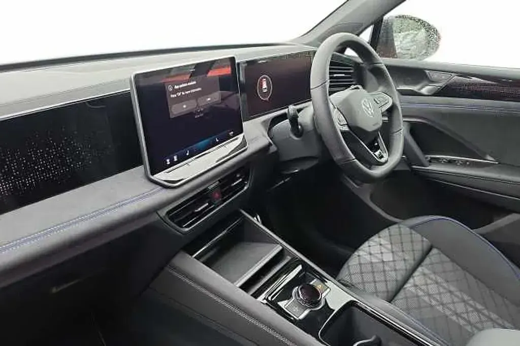 New VW Tiguan R-line 150 HP (110 kW) 2026 Persimmon red SUV