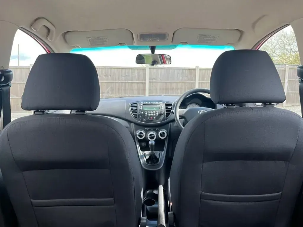 Usado Hyundai i10 Comfort 78 HP (57 kW) 2010 Vermelho Citadino