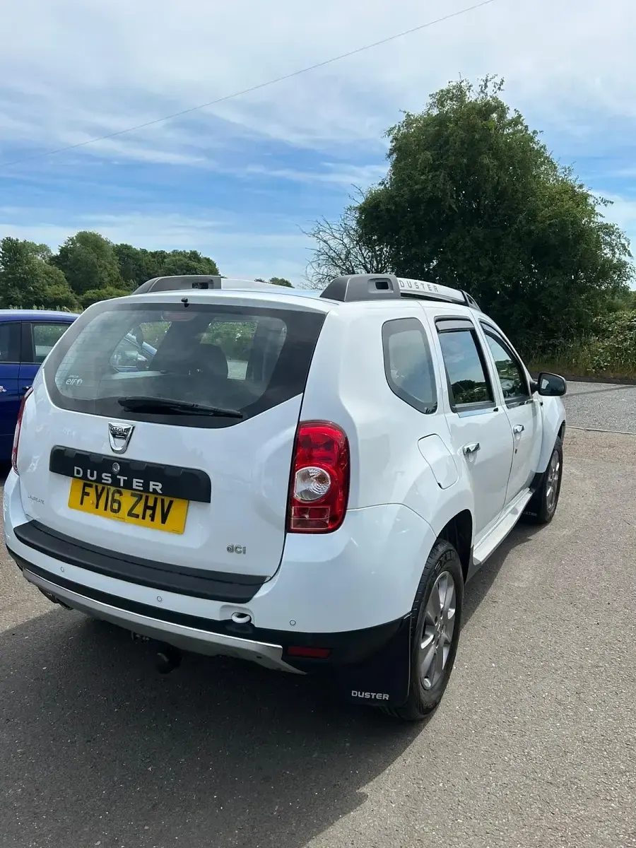 Used Dacia Duster Lauréate 110 HP (80 kW) 2016 White SUV