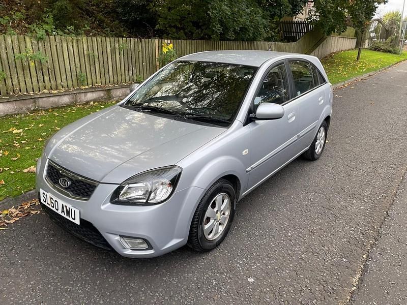 Usado Kia Rio 108 CV (79 kW) 2010 Plateado Utilitario