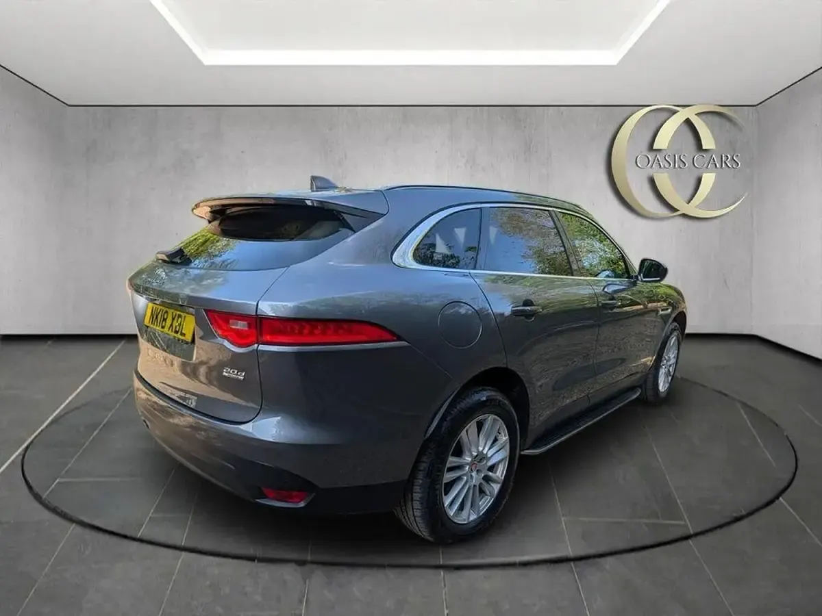 Begagnad Jaguar F-Pace Portfolio 180 HK (132 kW) 2018 Grå SUV