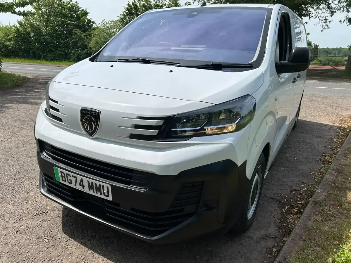 Käytetty Peugeot e-Expert 100 kW (136 HP) 2024 Valkoinen Van