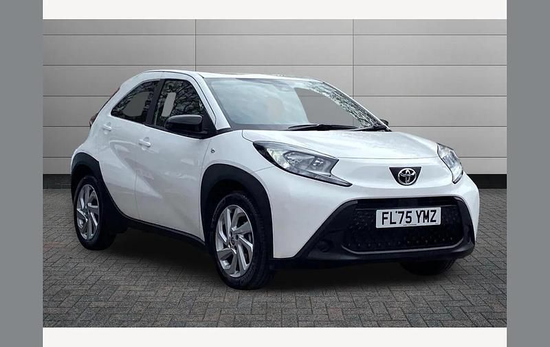 Used Toyota Aygo X PURE 72 HP (52 kW) 2025 White SUV