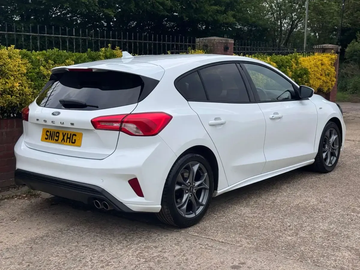 Usado Ford Focus ST-Line 120 HP (88 kW) 2019 Branco Citadino