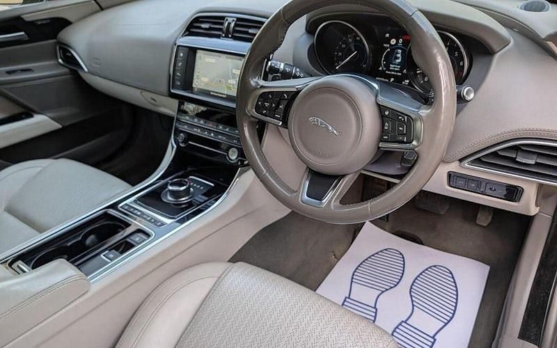 Usado Jaguar XE Portfolio 200 HP (147 kW) 2018 Cinzento Sedan