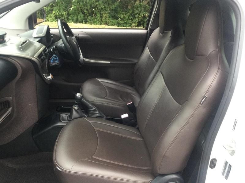 White Used 2009 Toyota iQ Hatchback | £2,690 (Fair price) - Image 1/4