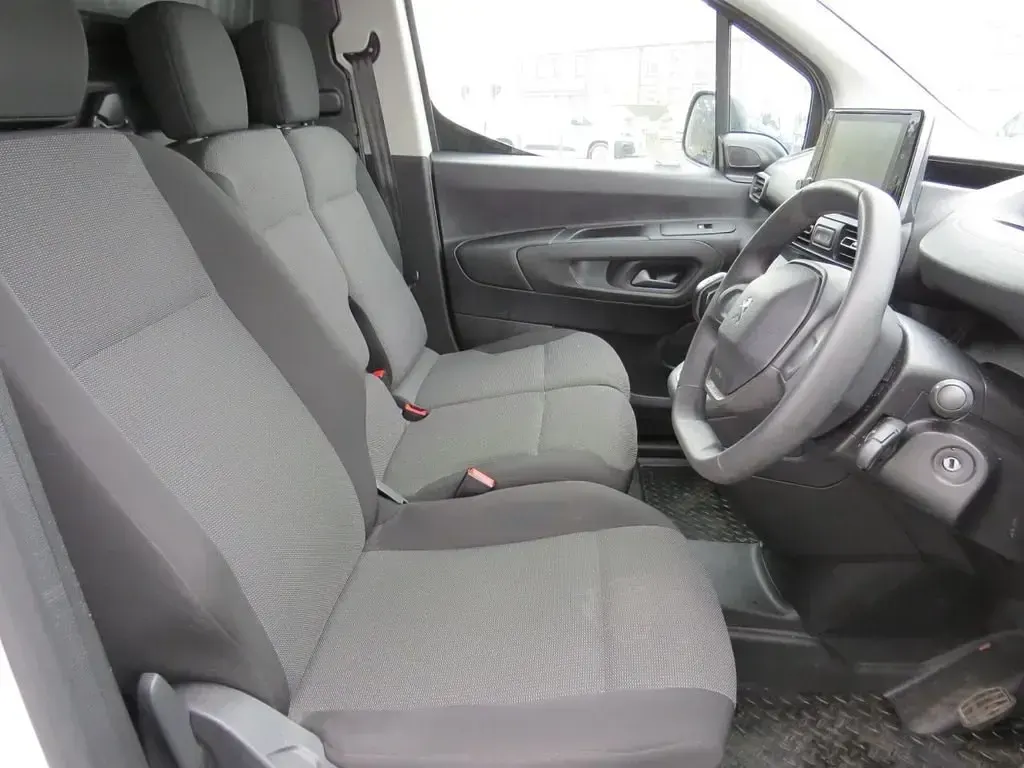 Second-hand Peugeot Partner Premium 100 CP (73 kW) 2021 Alb Monovolum