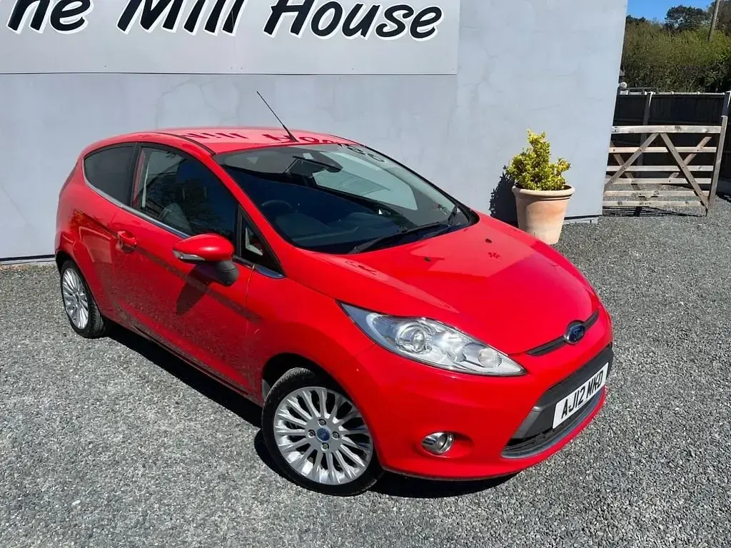 Usado Ford Fiesta Titanium 118 HP (86 kW) 2012 Vermelho Citadino
