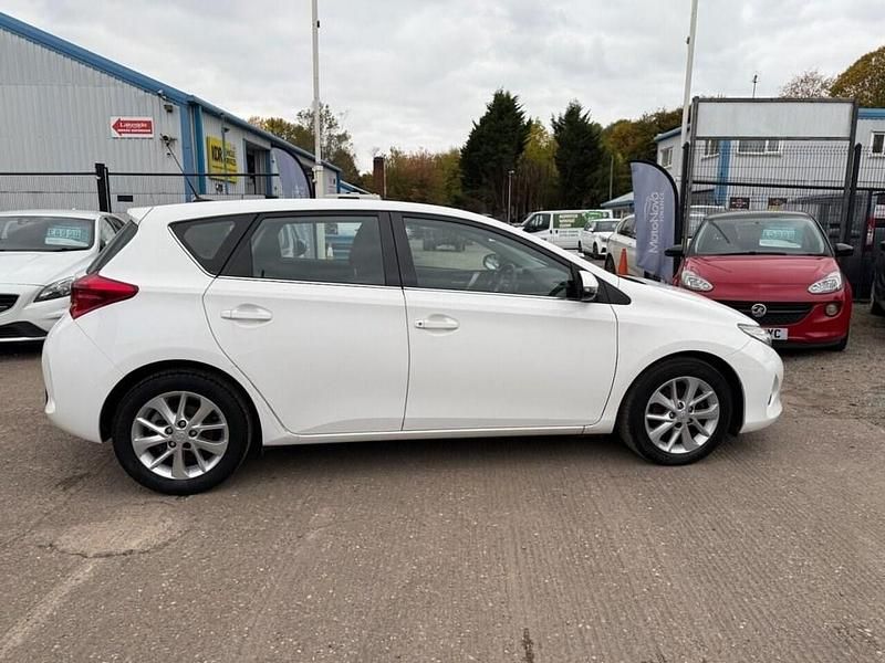 Used Toyota Auris 101 HP (74 kW) 2013 White Hatchback