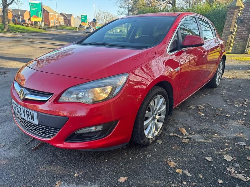 Used Vauxhall Astra 115 HP (84 kW) 2013 Red Hatchback
