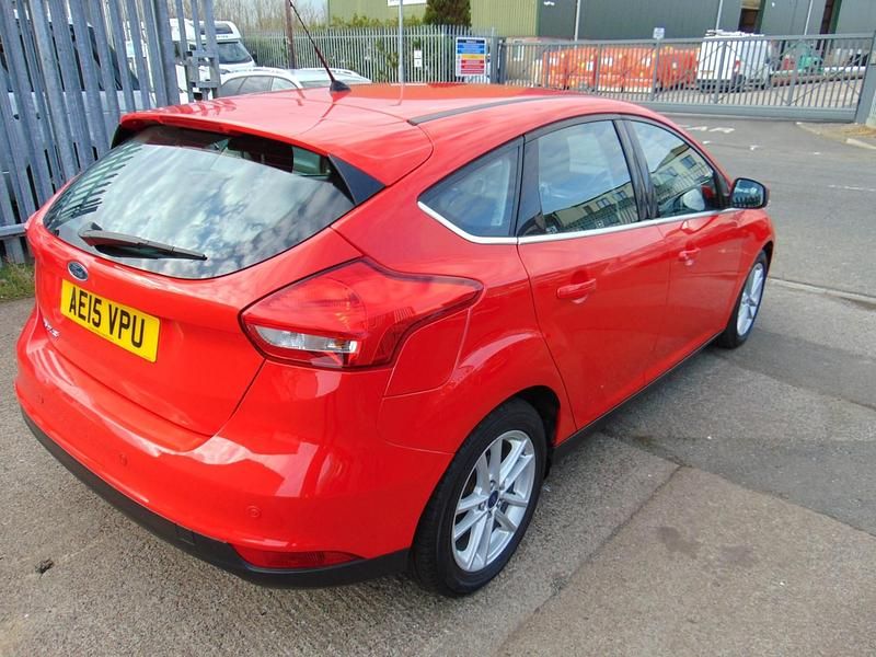 Used Ford Focus Zetec 120 HP (88 kW) 2015 Red Hatchback