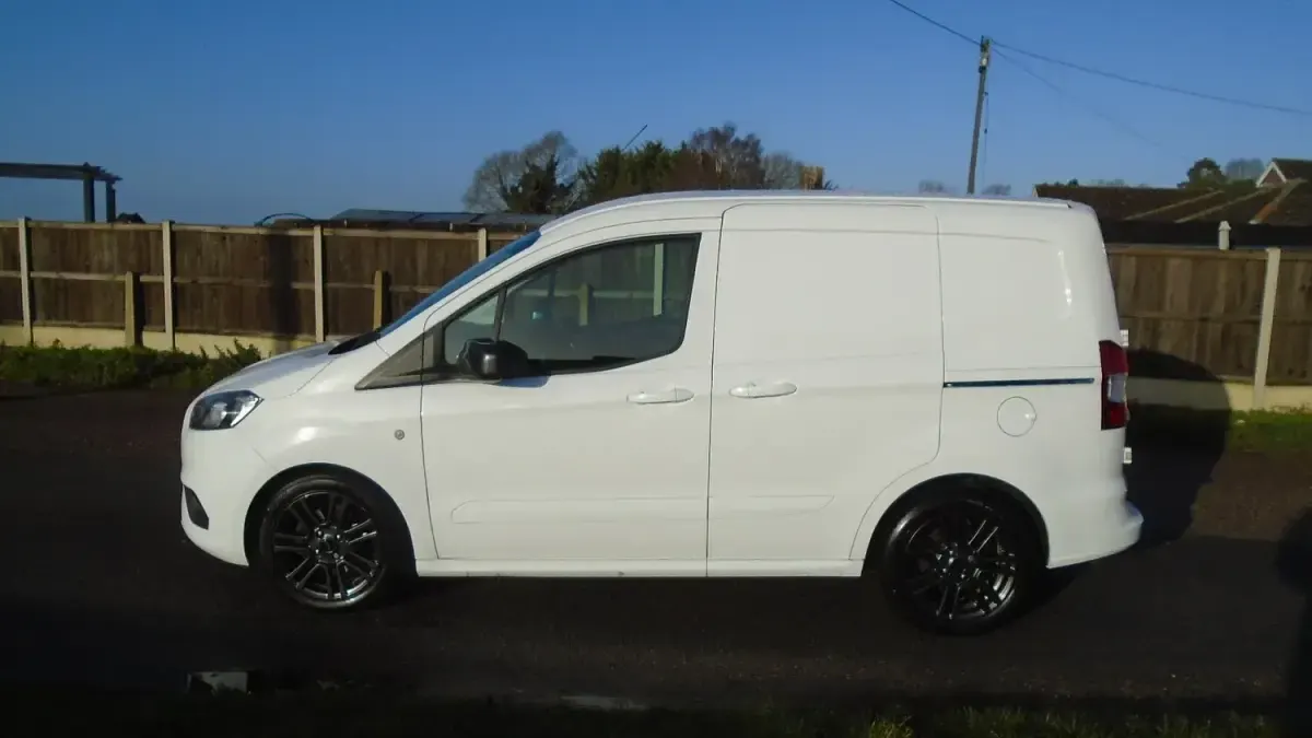 Used Ford Transit Courier Sport 100 HP (73 kW) 2018 White Van