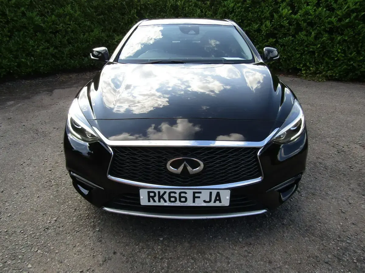 Used Infiniti Q30 Business Executive 109 HP (80 kW) 2016 Black Hatchback