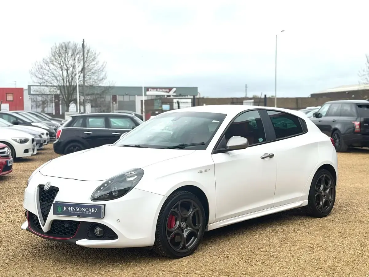 Used Alfa Romeo Giulietta Edizione Speciale 150 HP (110 kW) 2016 White Hatchback